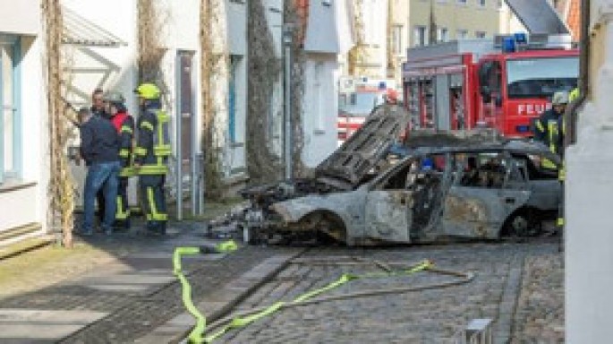 Kişi avtomobil ilə şəhər ratuşasına çırpıldı