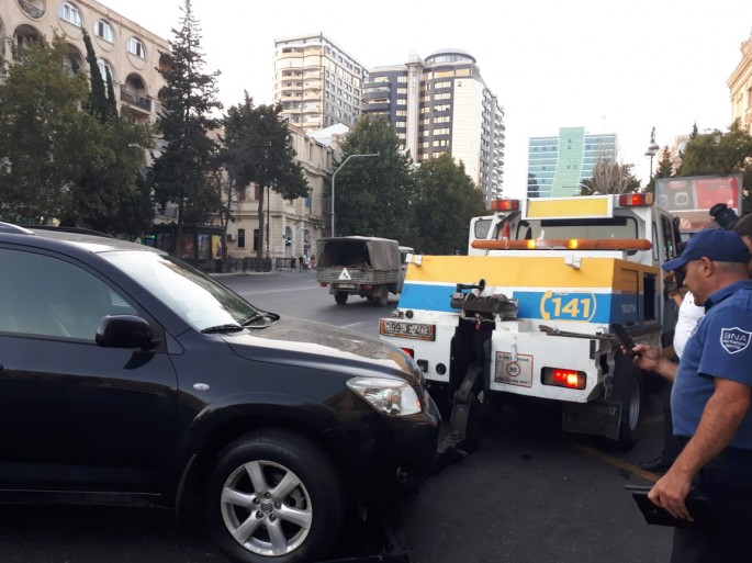 Avtobus duracağını zəbt edən sürücüdən yol polisinə qarşı kobudluq - FOTO - VİDEO
