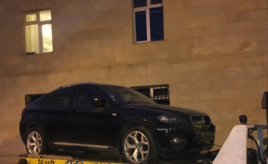 DYP xanım sürücünün "BMW-X6"sını nömrəsiz və sənədsiz qoyub - FOTO