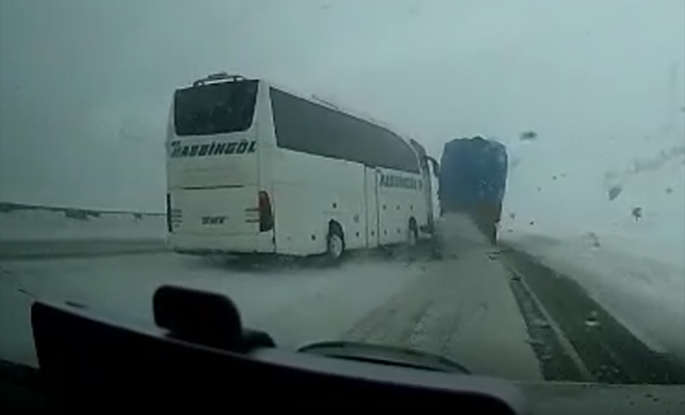 1 nəfərin ölümü, 10 nəfərin də xəsarət aldığı yol qəzasının VİDEOsu