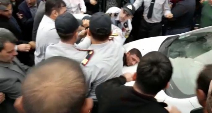 Silahlı şəxs insanlara hücum etdi, iki polis yaralandı - VİDEO