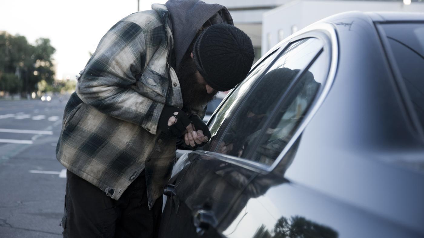 Maşınlardan güzgüləri oğurlayıb “su qiymətinə” satırdı...