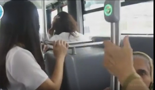 Bakıda avtobusda rüsvayçılıq: Qadına təcavüz etmək istədi - VİDEO