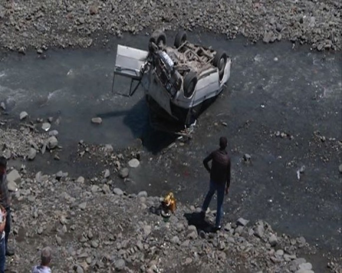 Şəkəri yüksələn sürücünün avtomobili körpüdən aşdı – FOTO-VİDEO