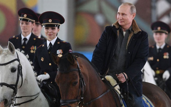 Prezident qadın polislərlə birlikdə at sürdü - VİDEO