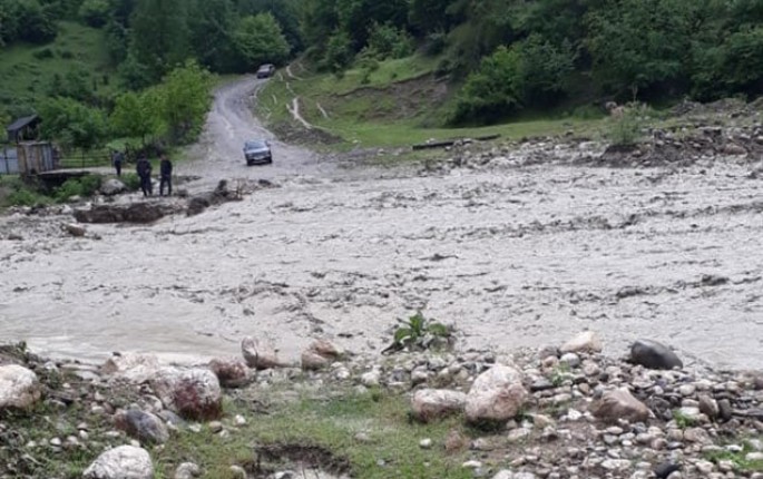 Qubada körpünü su aparıb - VİDEO