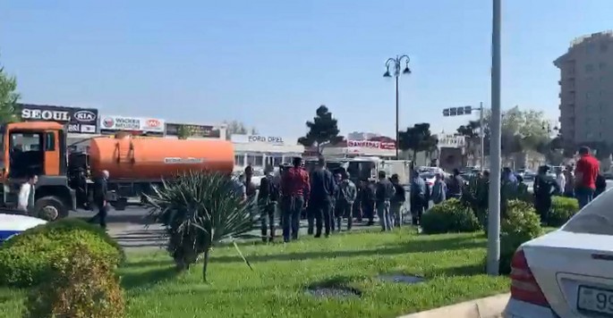 Babək prospektində qəza: yük avtomobili aşıb - VİDEO