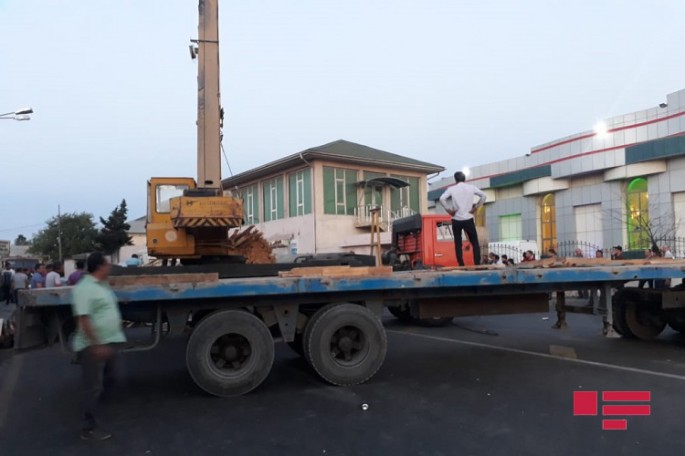 Bakıda yük maşını aşdı: taxta materiallar yola dağılıb - FOTO