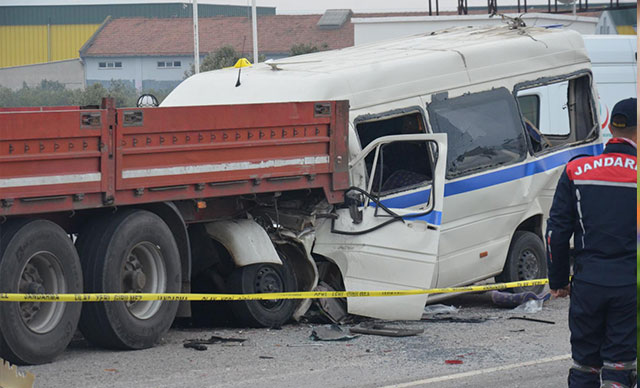 İşçiləri daşıyan mikroavtobus iki TIR-ın arasında qaldı: 2 ölü, 8 yaralı - FOTO