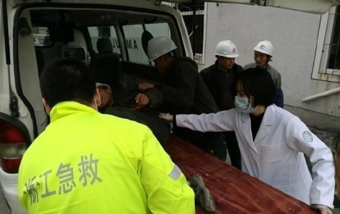 Çində körpünün sütunu işçilərin olduğu tikilinin üzərinə aşdı: 2 ölü, 4 yaralı