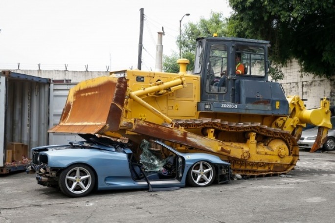 Gömrükdə 306 min dollarlıq “Ferrari” buldozerlə parçalandı - FOTO