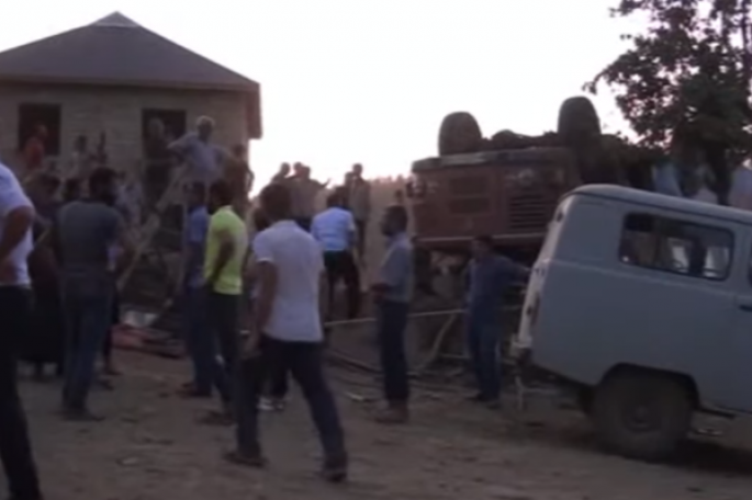 Lənkəran və Yevlaxda ağır yol qəzaları - 2 ölü, 22 yaralı var - VİDEO