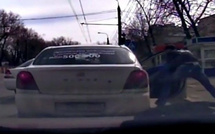 Bakıda taksi sürücüsü sərnişinə hücum etdi  - VİDEO