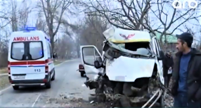 Şəkidə DƏHŞƏT! Mikroavtobus ağaca çırpıldı: 3 yaralı – VİDEO