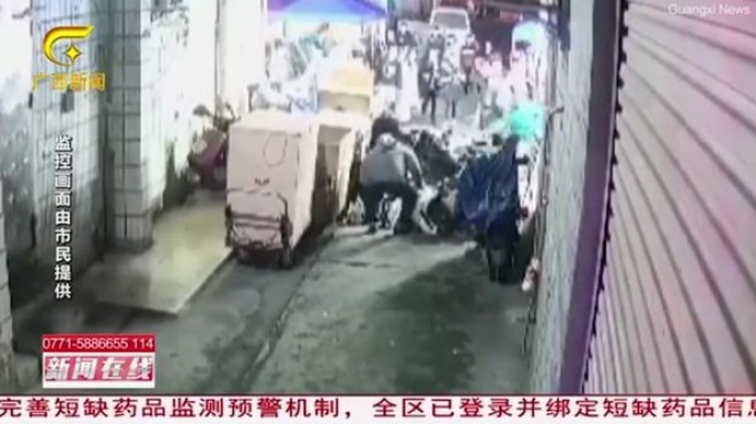 Köməyə gəldilər, özləri də zərər çəkdi  - VİDEO