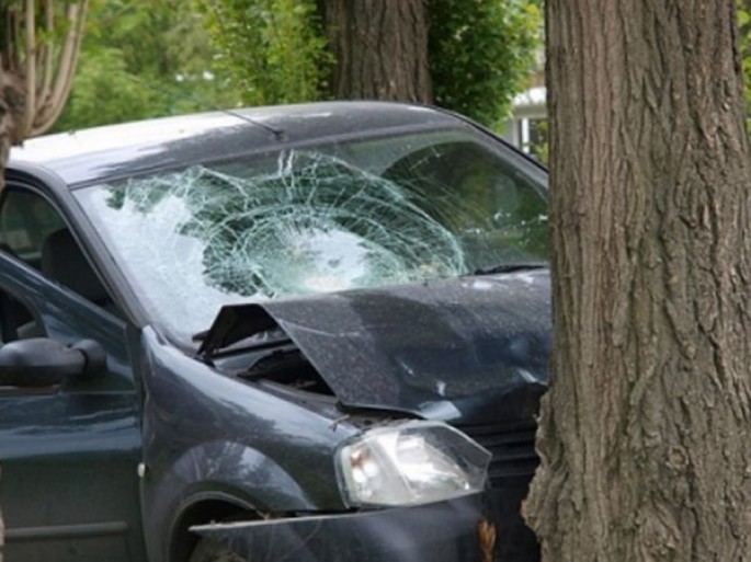 Qazaxda minik avtomobili maneəyə çırpıldı: xəsarət alanlar var