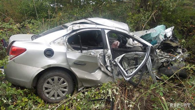 Şəkidə avtomobil qəzaya düşdü: ölən və yaralananlar var