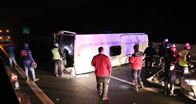 Mikroavtobus təkərə çırpılaraq aşdı: 17 yaralı - FOTO