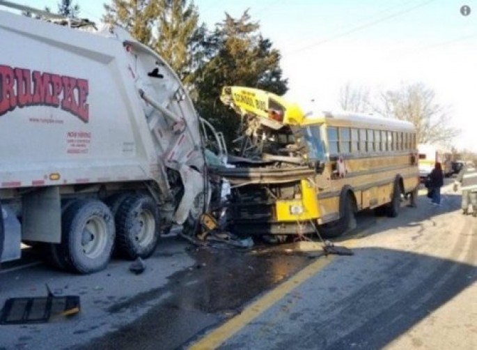 Qarşı yol çıxan avtobus zibil maşını ilə toqquşdu: biri ağır, 18 yaralı