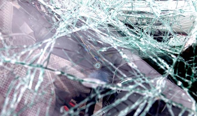 “Volkswagen” yol ayırıcına çırpıldı, ölən var