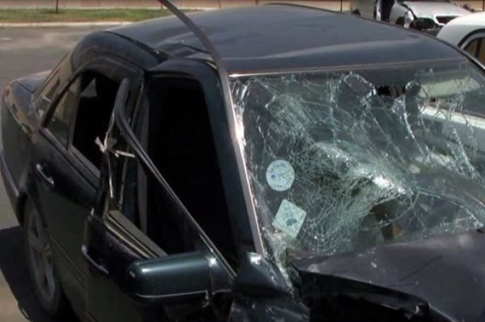 Bakıda "Mercedes" idarəetməni itirərək divara çırpılıb