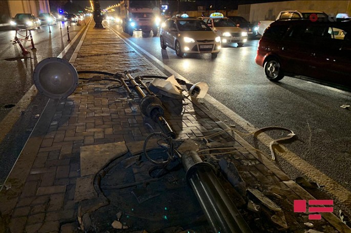 Bakıda “BMW X5” işıq dirəyinə çırpıldı: yolda tıxac yaranıb - FOTO