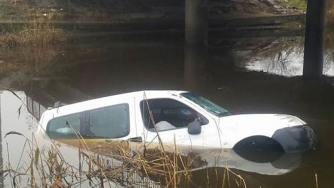 Maşın su kanalına düşdü: 1 nəfər xəsarət alıb