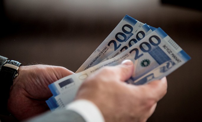 Qadının çantasından 5100 manat oğurlanıb 