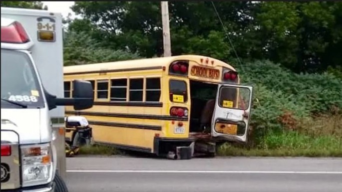 Məktəbli avtobusu qəzaya uğradı: 12 yaralı