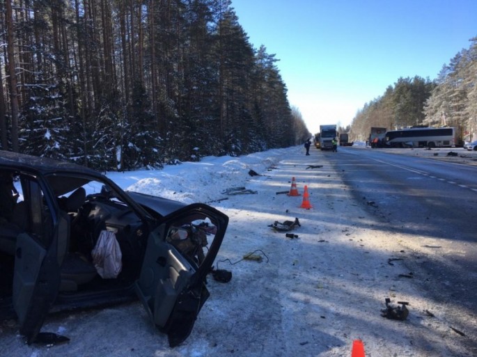 Avtomobil sərnişin avtobusu ilə toqquşdu: 1 ölü, 14 yaralı - FOTO