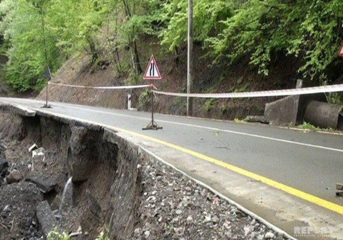 Güclü yağış kəndləri birləşdirən yolda problemlər yaradıb - FOTO
