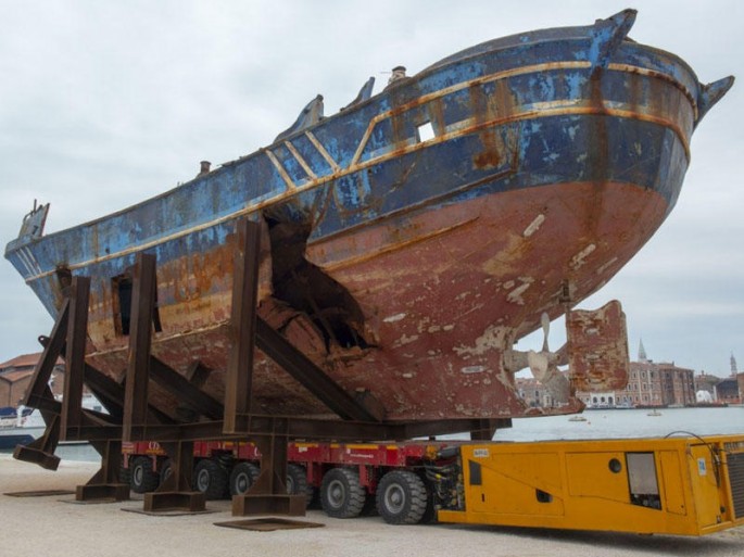 Miqrantların "ölüm gəmisi" nümayiş etdirilir