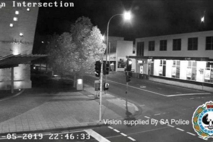 Yerə böyük meteroid düşdü: Polis əhaliyə xəbərdarlıq etdi - VİDEO