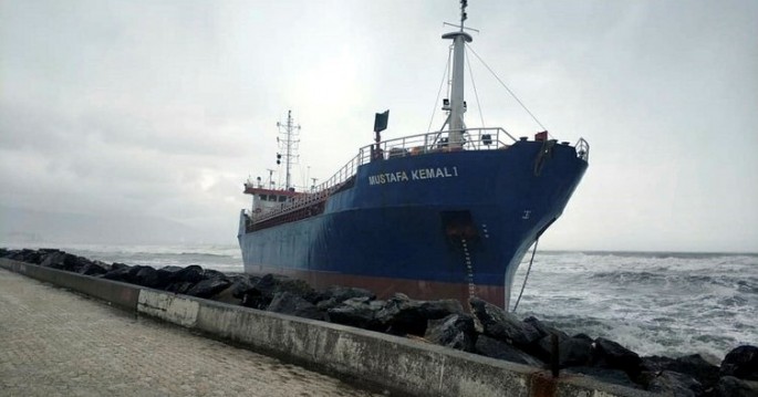 Türkiyədə yük gəmisi saya oturub