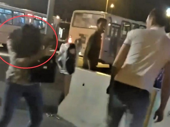 Bakıda avtobus sürücüsü onu söyən qadını döydü - FOTO