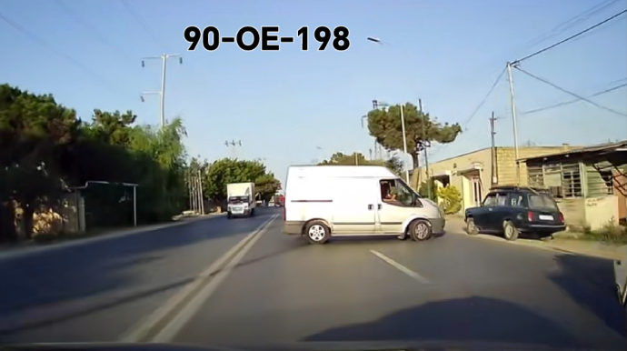 Qoşa xətdən dönüb yolu kəsən sürücü qəza şəraiti yaratdı  - VİDEO