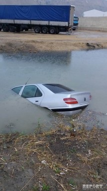 Bakıda "Peugeot" kanalizasiya arxına düşüb – FOTO