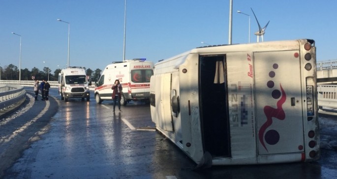 Aeroport işçilərini daşıyan avtobus aşdı: 1-ağır, 9 yaralı - FOTO