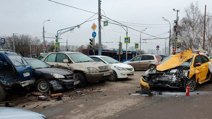 “Taksi” avtodayanacaqda 5 maşına çırpıldı: 2 nəfər xəsarət alıb - VİDEO