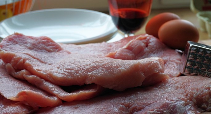 DƏHŞƏT: İllər boyu ailəsi və qonaqlarına leş yedizdirib