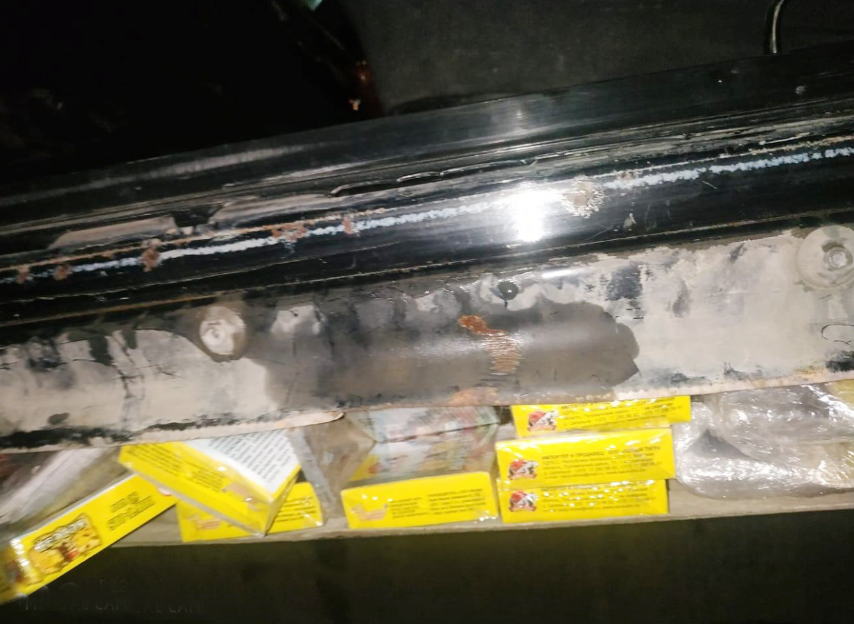 Avtomobildə gizlədilən xeyli miqdarda metal vintlər, papiros və pirotexniki vasitələr aşkarlandı - FOTO