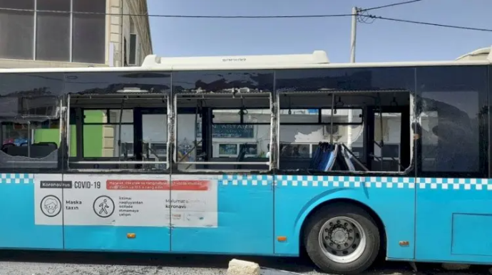 Bakıda sərnişin avtobusu qəzaya uğradı - VİDEO 