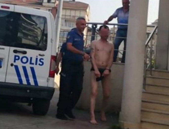 Alt paltarı ilə gəzib məşhur olmaq istədi: Polis aparıb şalvar köynək aldı - VİDEO