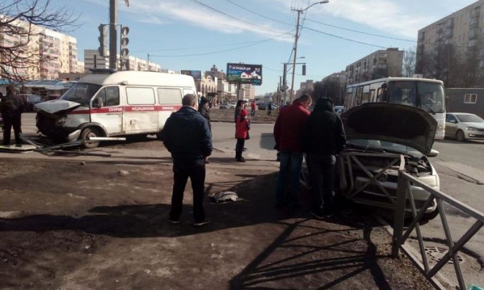 Komada olan xəstəni aparan tibb maşını “Volkswagen”lə toqquşdu - VİDEOsu