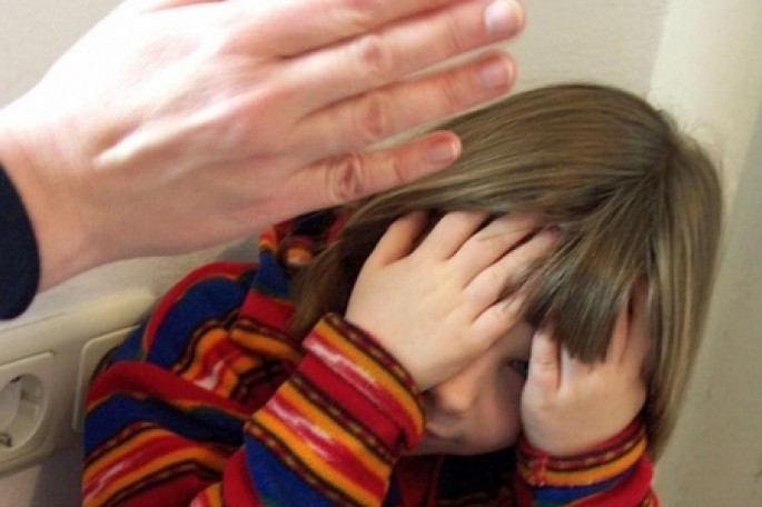 Ana 8 yaşlı qızını oğlanlarla oynadığı üçün cəzalandırdı - Bakıda