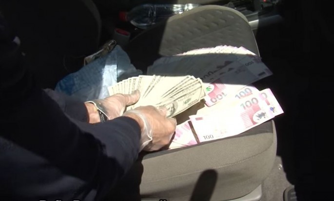 Nazir müavini və xidmət rəisinin ələ keçirdiyi pullar  - VİDEO