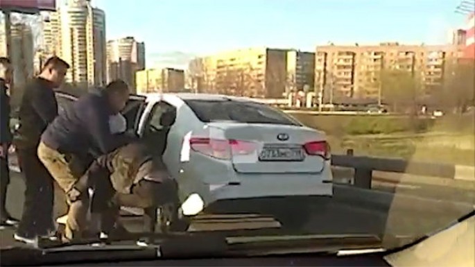 Taksi sürücüsünü belə döydülər  - VİDEO