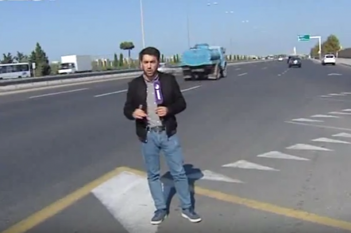 Mərdəkan şossesində təhlükə: Dayanacaq var, ancaq piyada keçidi yoxdur - VİDEO