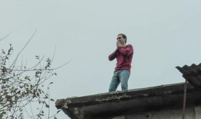 Bakıda binanın damından özünü atmaq istəyən şəxs xilas edilib – FOTO