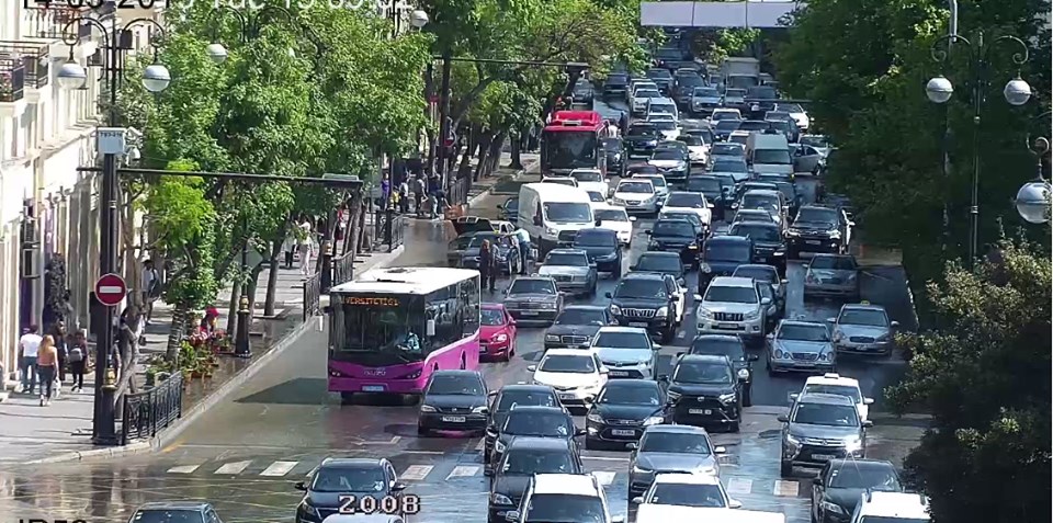 Bakıda kanalizasiya borusu partladı, əsas küçədə tıxac yarandı - FOTO